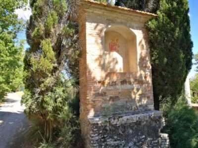Depredata edicola sacra a Solomeo, i ladri portano via i mattoni