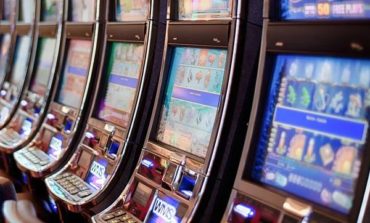 Furto con spaccata in un bar del Girasole, portati via tre videopoker