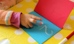 Costruzione di libri tattili, ripartono i laboratori con genitori ed esperti alla Biblioteca Gianni Rodari 