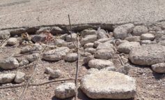 Buche sul selciato del parcheggio della scuola, i genitori insorgono