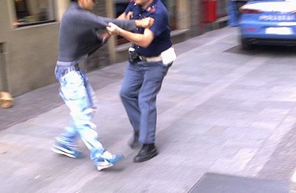 inseguimento photo Spacciatore in fuga scaglia una bottiglia contro la polizia, denunciato per spaccio e resistenza