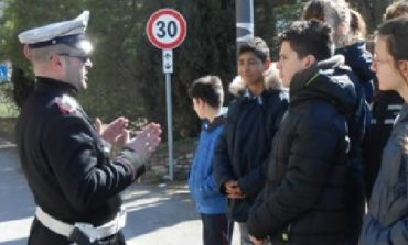 Scuola, a Corciano l'educazione stradale si fa per strada con i vigili docenti per un giorno