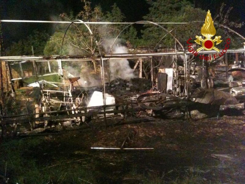 IMG_0993 Incendio a Castelvieto nella notte, i pompieri salvano gli animali dal rogo 1
