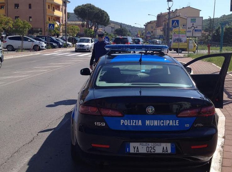 Una patente contraffatta e decine di auto non assicurate nei controlli della Polizia Municipale 