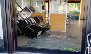 Spaccata con furgone al Quattrotorri, svaligiato bar nella notte