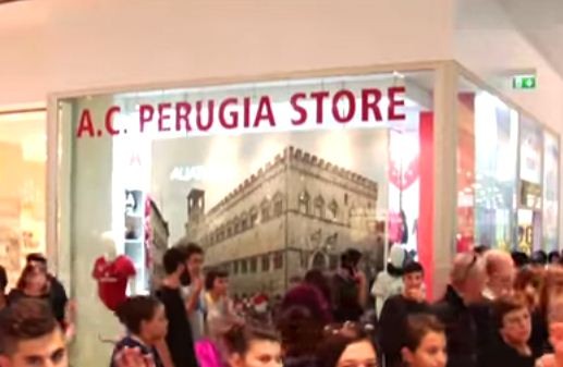 Santopadre al Quasar Village accolto come una star al Perugia Store