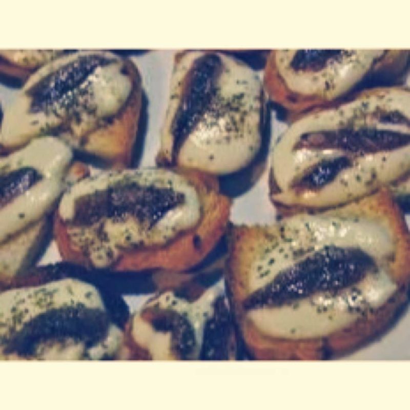 Crostini acciuga e mozzarella 