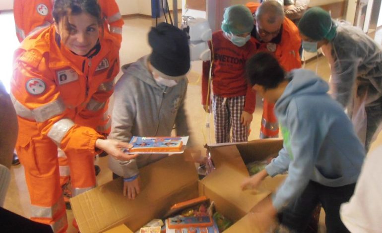 Per i bambini di Oncologia è già Natale grazie all’Ovus, 100 giocattoli in regalo