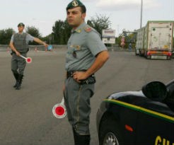Droga, le Fiamme Gialle fermano a Corciano un albanese dopo inseguimento sul raccordo