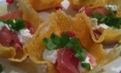 Cestini di parmigiano, ricotta, prosciutto e rucola