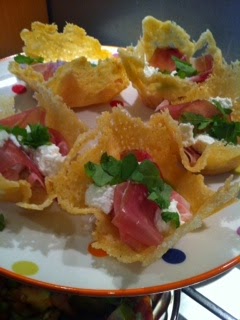 Cestini di parmigiano, ricotta, prosciutto e rucola