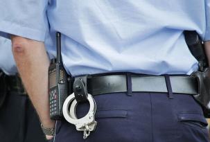 poliziotto Gira con un coltello nascosto in auto a Corciano, rom denunciato dalla polizia