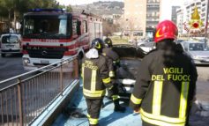 Un auto prende fuoco in via Gramsci a Ellera