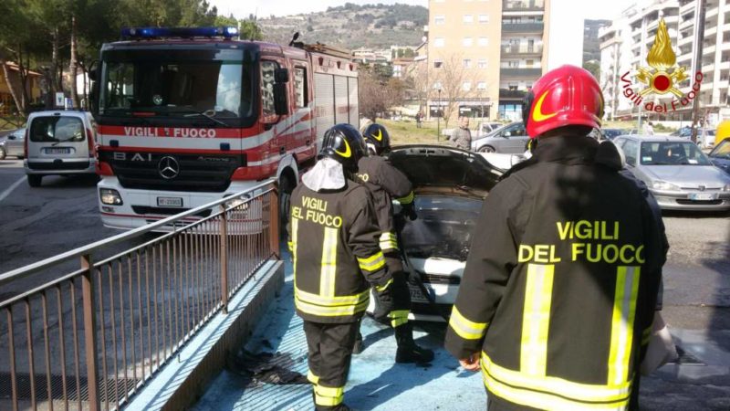 Un auto prende fuoco in via Gramsci a Ellera 2