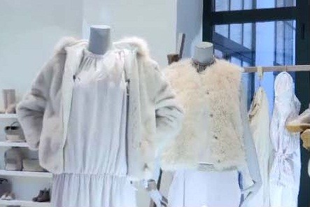 Cucinelli a Milano presenta la nuova collezione total white 