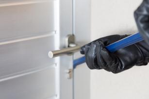 Ellera furto in abitazione: i ladri portano via lenzuola scarpe e mutande 1