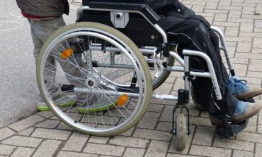 Refurtiva nella sedia a rotelle, due denunce della Polizia Municipale