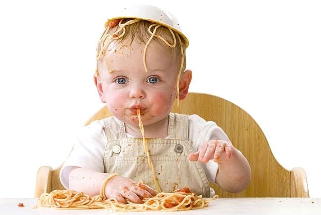 Studenti americani a pranzo con i bambini dell'asilo per capire la dieta mediterranea 