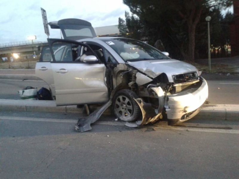 Minorenne guida l'auto dell'amico, scappa al posto di blocco e si schianta 