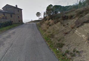 via carboneria Schiacciato dall'auto che si ribalta, morto 49enne fra Solomeo e Vignaia
