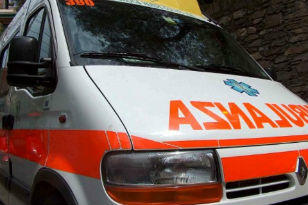 Ambulanza Ellera, ubriaco travolge tre auto e ferisce una ragazza, poi aggredisce un poliziotto