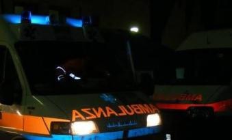 ambulanza notte Tragedia nella notte, 18enne muore investito da un'auto. Chiugiana nel dolore