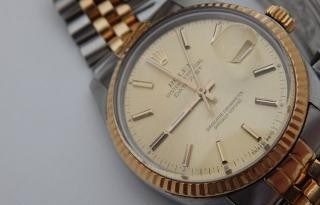 orologio rolex Anziano ingannato da un'avvenente truffatrice, le dà centinaia di euro per un orologio rotto