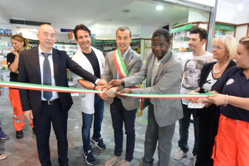 Città Cardioprotette, anche a Corciano arriva il defibrillatore. Inaugurazione nella farmacia della Galleria 1