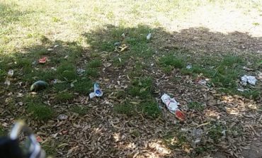 Bivacco e rifiuti nel parco di Ellera, i residenti sono stanchi della situazione
