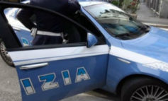 Topo d'auto a Ellera, la polizia lo acciuffa in pochi minuti: aveva rubato la borsa di una mamma