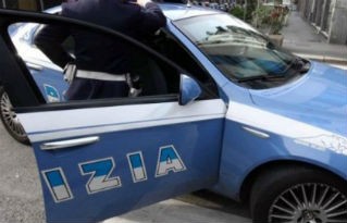 Topo d’auto a Ellera, la polizia lo acciuffa in pochi minuti: aveva rubato la borsa di una mamma