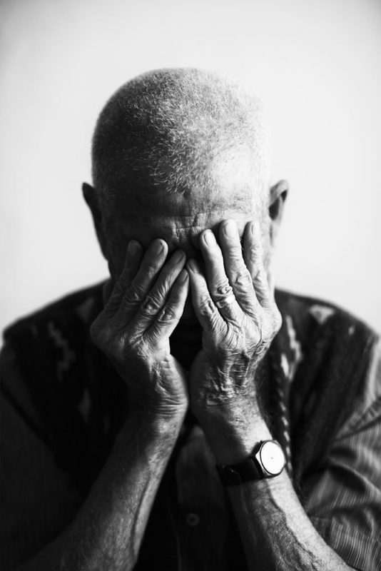 Il padre dà dello scansafatiche al figlio cinquantenne, lite furibonda a San Mariano 