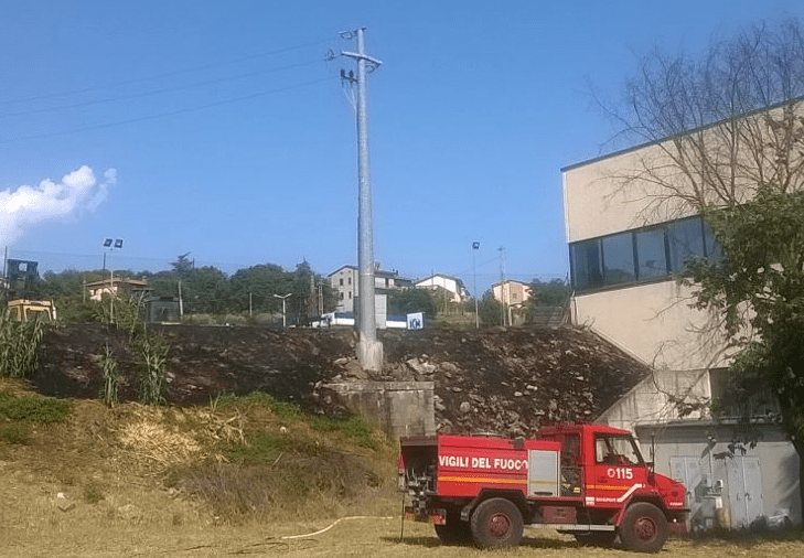 Fiamme lambiscono distributore a Taverne, decisivo l'intervento dei vigili del fuoco 1