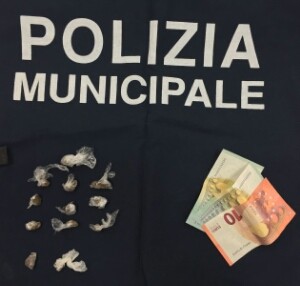 A venti anni spaccia hashish, sorpreso a Ellera dalla Polizia Locale 1