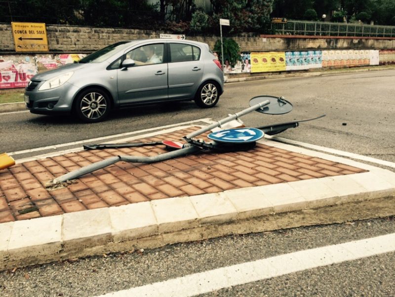 Auto sbanda, distrugge i segnali stradali e fugge via: ma il pirata non è furbo come crede 