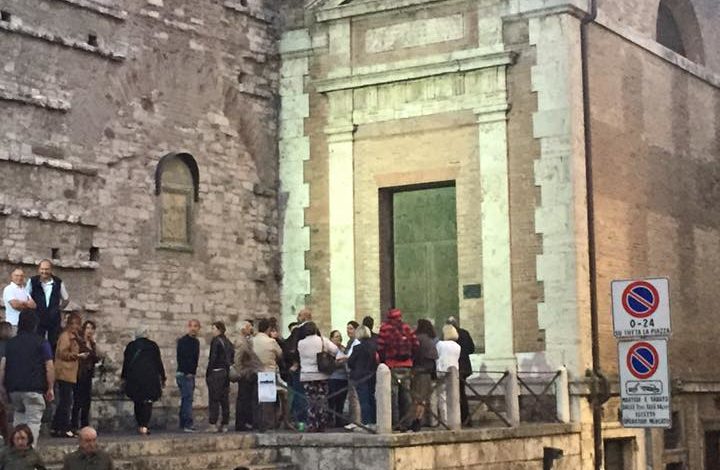 I luoghi invisibili di Perugia: illuminata la Porta Santa di Artemio Giovagnoni