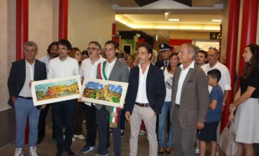 Al Gherlinda le opere di Martinelli inaugurano il nuovo ingresso, poi sfida a bowling fra i due sindaci