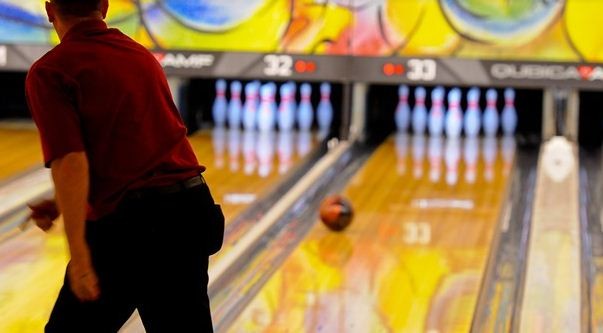Bowling, è già mania: la giunta Betti sfida la giunta Romizi all'ultimo birillo 