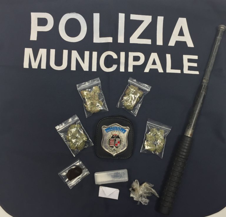 25enne denunciato dalla polizia locale: aveva marijuana, hashish, anfetamine e un manganello 