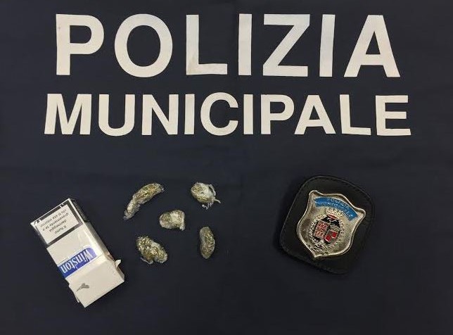 Vende marijuana ad un minorenne, perugino di venti anni denunciato dalla Polizia Locale 