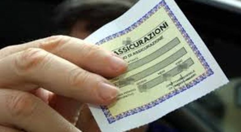 Senza patente guidava un'auto senza assicurazione né revisione: denunciata dalla polizia 