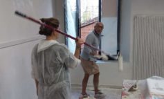 I genitori si rimboccano le maniche alla scuola primaria di Olmo: da lunedì aule rinnovate