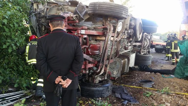 Camion precipita dal raccordo Perugia-Bettolle, tragedia sfiorata a due passi da una casa 1