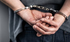 Arresto ad Ellera di Corciano: si scaglia contro gli agenti e ne prende a calci la macchina