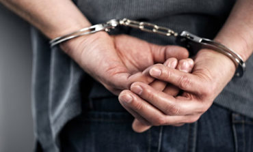 Arresto ad Ellera di Corciano: si scaglia contro gli agenti e ne prende a calci la macchina