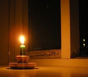 Alle 22:00 una candela accesa per Parigi