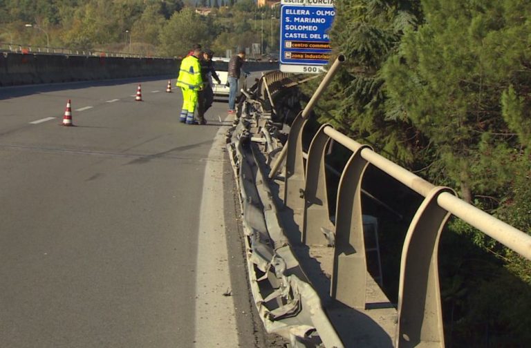 Camion giù dal viadotto, Anas: "La barriera del raccordo sarà ripristinata in 48 ore" 1
