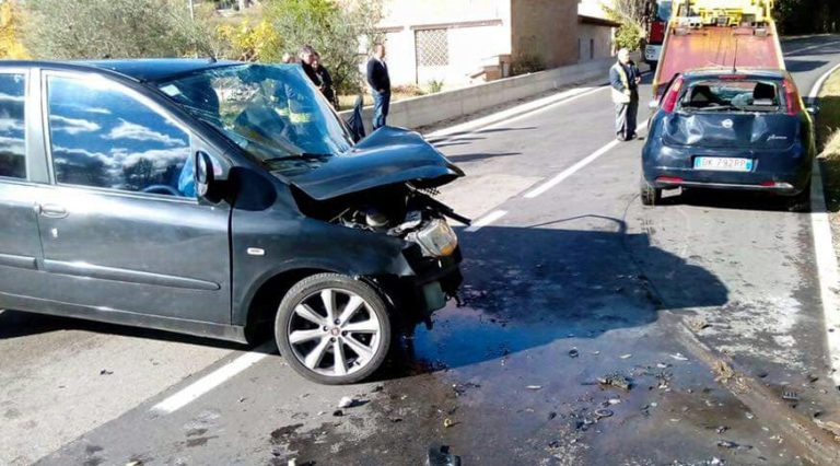 Gravissime due persone dopo lo scontro frontale, l'incidente a pochi metri dal Golf Club 