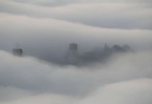 Umbria nella nebbia, anche Corciano ‘immersa’: da mercoledì invece si abbassano le temperature