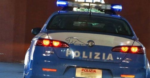 polizia notte photo Vuole lasciare la compagna ma lei lo picchia, la polizia interviene prima che si arrivi alle armi